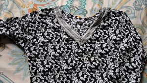 Black 🖤🐈‍⬛ Floral Print V-Neck Kurta