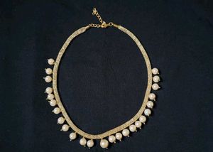 Elegant Pearl and Crystal Necklace