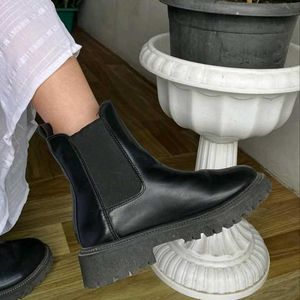 Chic Black Chelsea Boots
