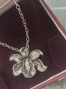 Elegant Flower Pendant Necklace