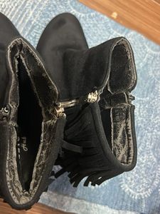Stylish Black Ankle Boots with Fringe Detail (38)