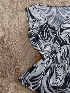 Chic Black &amp; White Leaf Print Top