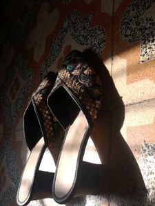 Embroidered Juttis