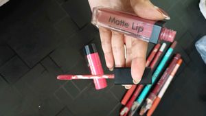 6 lipstick, 5 lip liner, 2 nail polish, 1 eyebrow