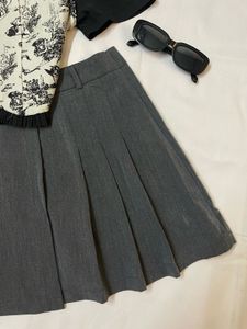 Grey pleaded mini skirt