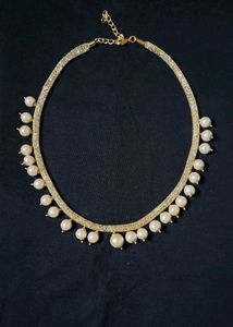 Elegant Pearl and Crystal Necklace