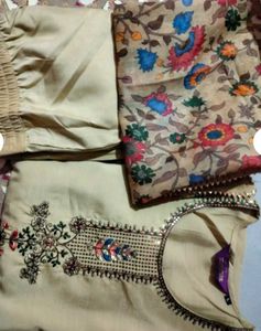 (free kurti )Elegant Kurta Set with Floral Dupatta