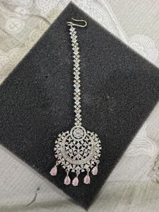 Elegant Maang Tikka with Pearls