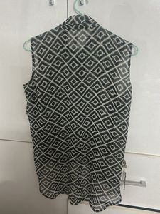 Sleeveless Geometric Print Blouse