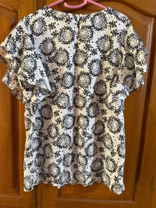 Chic Black &amp; White Floral Ruffle Sleeve Top