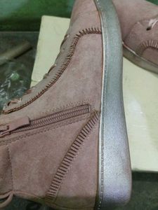 Stylish Women's Sneakers with Pearls