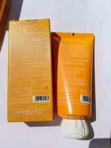 DOT &amp; KEY Super Bright Sunscreen &amp; Face Wash