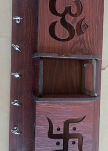 "Stylish Wooden Key Holder with Mobile Stand 🗝️📱 - Organize and Decorate Your Space with Elegance ✨"