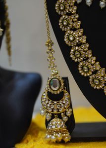 Stunning Kundan Necklace &amp; Earrings Set