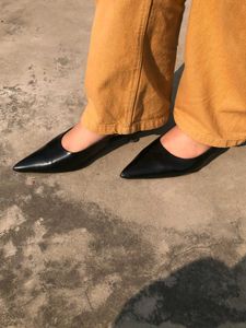 BLACK KITTEN HEELS