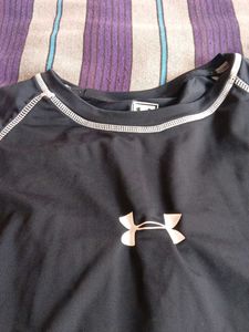 Under Armour Short Sleeve T-Shirt