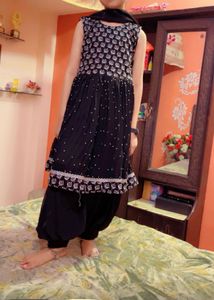 Chic Black & White Sleeveless Ethnic Dress