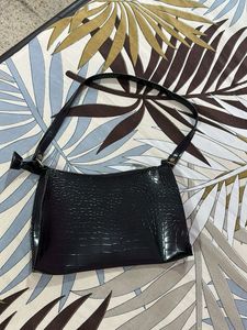 sling bag (black color)