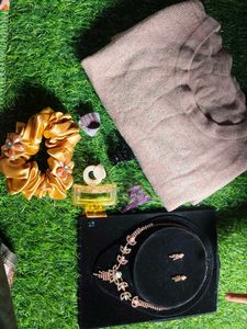 Elegant Jewellery Set with Scrunchie