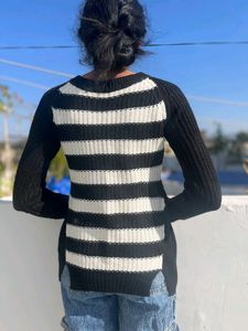 Price Drop!! Black And White Stripes Sweater🤌🏻❤️