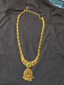Elegant Gold Necklace with Pendant
