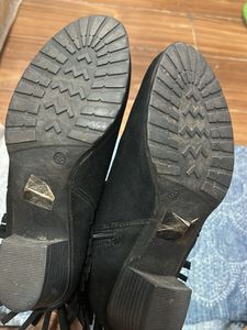 Stylish Black Ankle Boots with Fringe Detail (38)