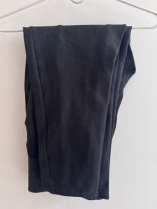 High-waist leggings with golden buttons