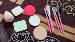 Brand New***5 Mini Makeup Brush And 6 Puff Blender