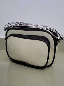 Stylish Crossbody Bag with Geometric Strap