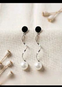 🩶 Elegant Pearl Drop Earrings