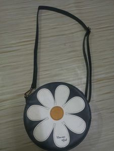 Daisy sling bag