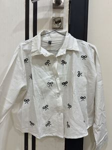 Chic White Bow Cropped Shirt