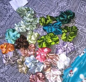 scrunchies (random colour)
