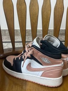 Air Jordan 1 Mid SE Sneakers