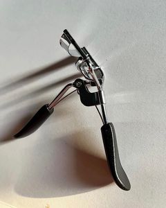 Eyelash curler