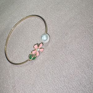Charming Flower &amp; Pearl Bangle