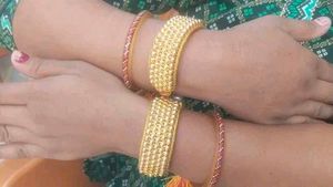 Pochi SET WITH Classy Velvet Bajuband