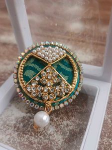 Elegant Brooch with Pearls and Stones