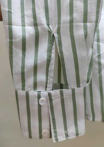 Chic Striped Cropped Shirt