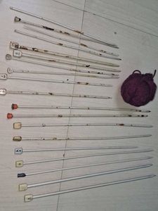Vintage Knitting Needles and Yarn Set pick up 20