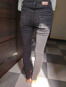 High-Waisted Charcoal black. Skinny Jeans