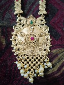 Exquisite Gold-Tone Necklace with Pearls