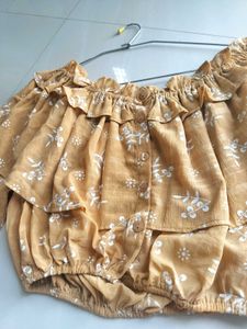 Off-Shoulder Ruffled Floral Crop Top