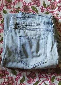 A blue boyfriend jeans