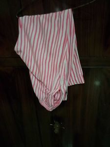 Pink Floral Kurta Set pant have only one pocket