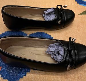 Classic Black Ballet Flats with Bow Detail