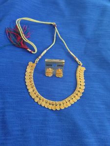 Unused Gold Tone Necklace and Earrings Set