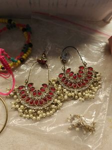 EAR, HAIR AND HAND ACCESSORIES