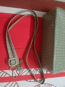 Chic Croc-Embossed Shoulder Bag with Gold Chain