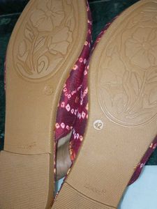 🥿 Maroon Bandhani Jutti / Flats